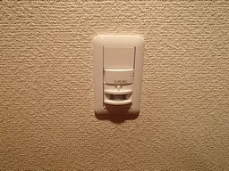愛知県名古屋市 マンションアパート 玄関照明用 かってにスイッチ 人感センサースイッチ取替え交換工事画像