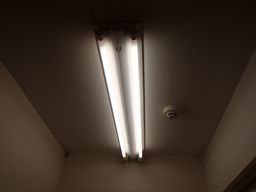 愛知県名古屋市 施設内 非常階段 非常灯付きLEDベースライト照明器具取替え交換工事画像
